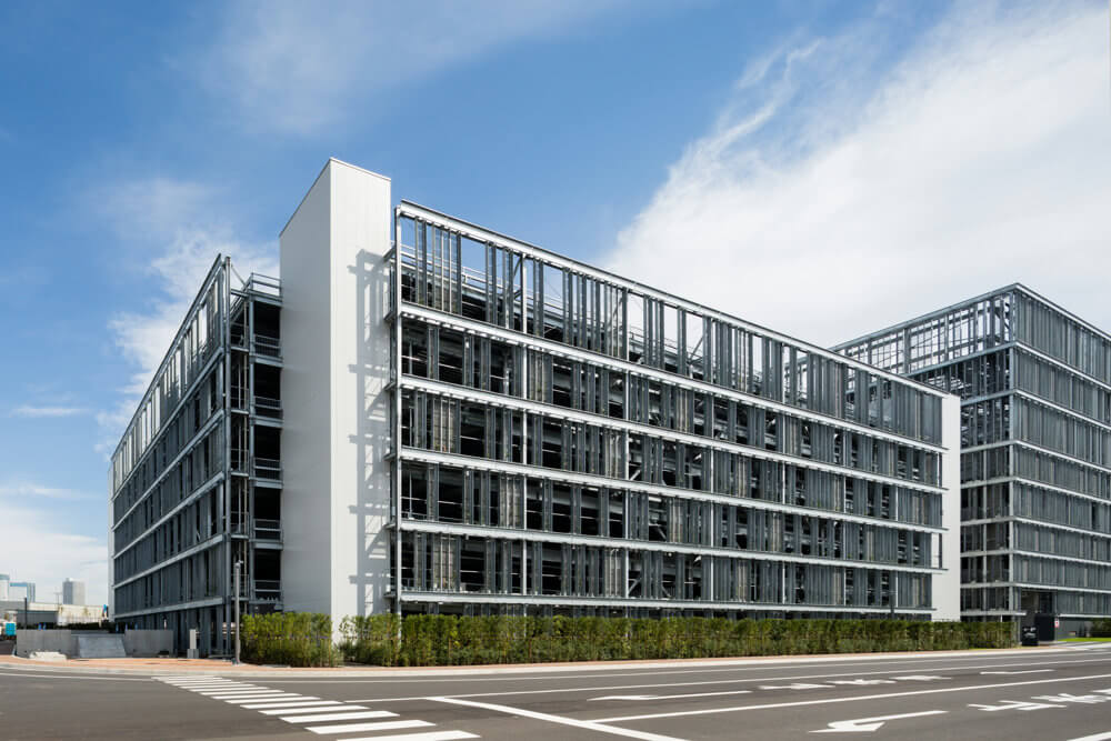 縦ルーバーと植栽(豊洲新市場駐車場)